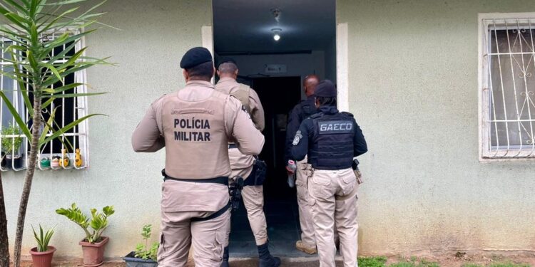 Três policiais e um ex-agente suspeitos de extorsão e tráfico de drogas em Salvador são alvos de operação após PF analisar celulares de facção