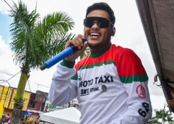 Thiago Aquino puxa multidão em arrastão e homenageia mototaxistas
