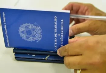 Taxa de desemprego cai a 7,9% no trimestre encerrado em julho, diz IBGE