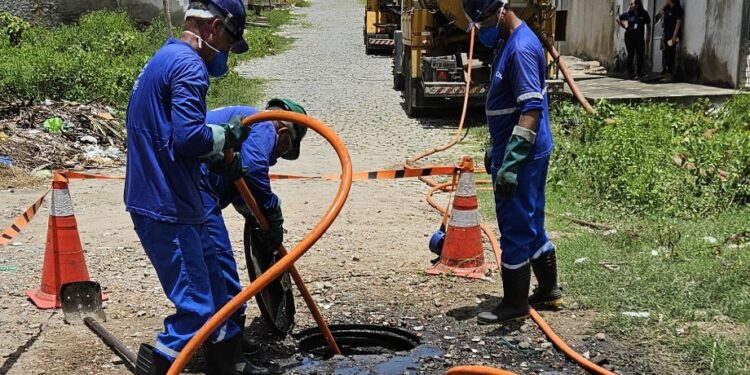 Alagamentos causam transtornos com obstruções na rede de esgotamento sanitário