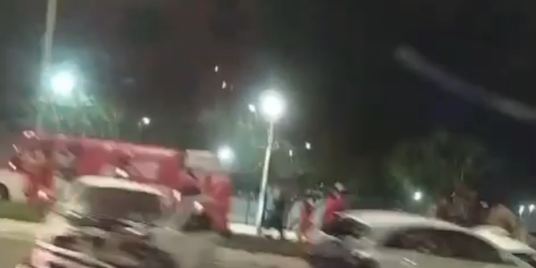 Perseguição policial resulta em colisão e incêndio de veículo roubado; suspeito é preso em flagrante