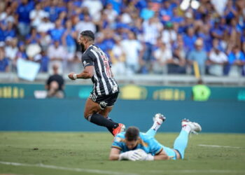 Atlético-MG vira clássico emocionante contra Cruzeiro e é campeão