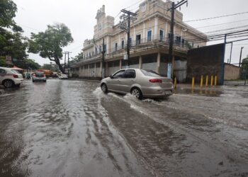 Fortes chuvas em Salvador causam alagamentos e deslizamentos de terra