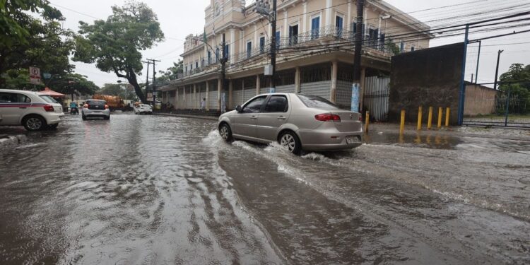 Fortes chuvas em Salvador causam alagamentos e deslizamentos de terra