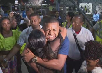 Davi é recebido com festa por multidão no aeroporto de Salvador após vencer o BBB 24