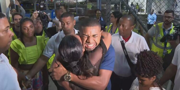 Davi é recebido com festa por multidão no aeroporto de Salvador após vencer o BBB 24