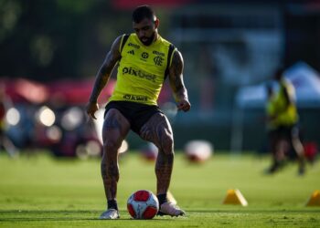 Gabigol chega ao Ninho para se reapresentar ao Flamengo depois de 36 dias afastado