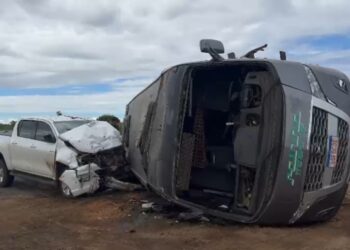 Acidente entre micro-ônibus e caminhonete deixa 20 feridos em rodovia na Bahia