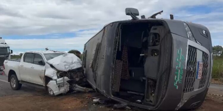 Acidente entre micro-ônibus e caminhonete deixa 20 feridos em rodovia na Bahia