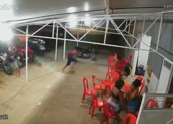 Jovem de 21 anos é morto com nove tiros em bar no interior da BA; câmera flagrou homicídio