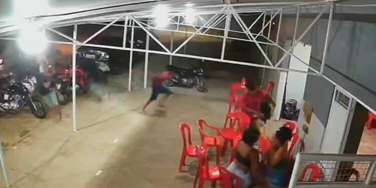 Jovem de 21 anos é morto com nove tiros em bar no interior da BA; câmera flagrou homicídio