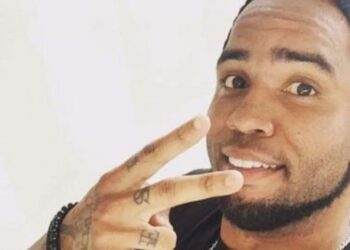 Garrafas atiradas, urina em público e carro destruído: Carlos Alberto virou condomínio às avessas
