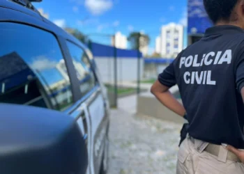 Homem mata mulher a facadas e lesiona filho em Feira de Santana