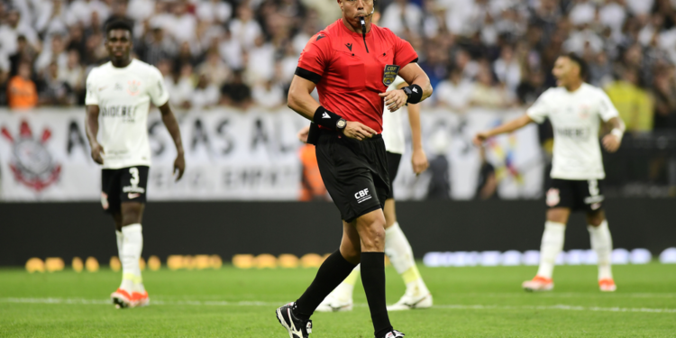 CBF afasta três árbitros após a primeira rodada do Brasileirão