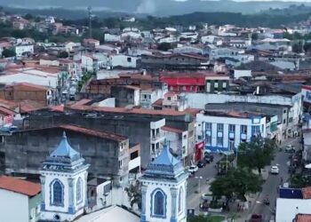 Mulher morre após ser esfaqueada e levada para hospital com faca cravada no pescoço na BA
