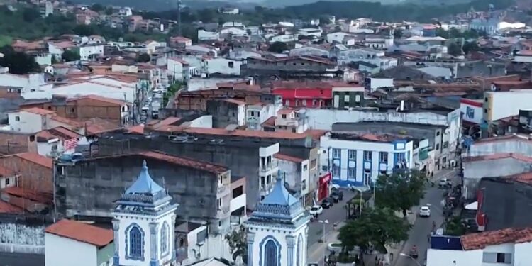 Mulher morre após ser esfaqueada e levada para hospital com faca cravada no pescoço na BA