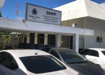 Mãe de criança de 4 anos morta na BA com marteladas na cabeça é presa por omissão; suspeito de cometer crime é pai do menino