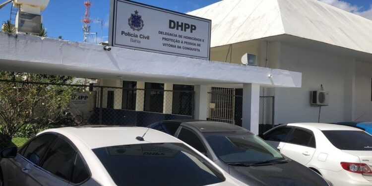 Mãe de criança de 4 anos morta na BA com marteladas na cabeça é presa por omissão; suspeito de cometer crime é pai do menino