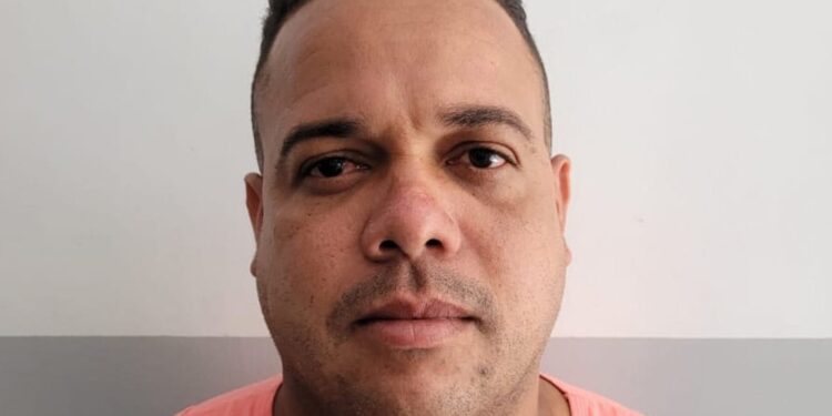 Familiares de investigados por apoiar fuga de soldado em Batalhão da PM são presos em operação policial