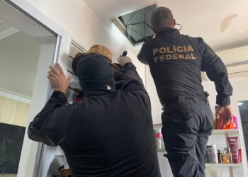 Cinco PMs suspeitos de integrar grupo miliciano são suspensos de atividades públicas na Bahia