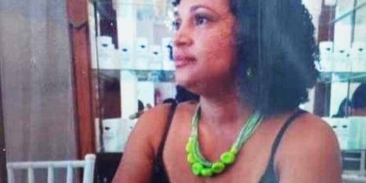 Mulher de 41 anos é morta a facadas em Salvador e companheiro é suspeito