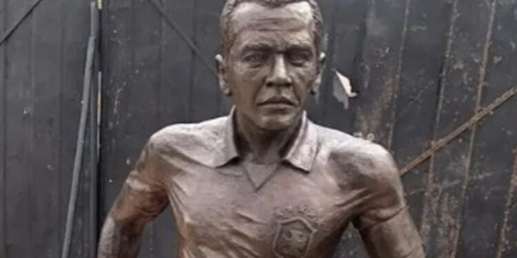 Após recomendação do MP-BA, estátua em homenagem a Daniel Alves é retirada da cidade onde ex-jogador nasceu