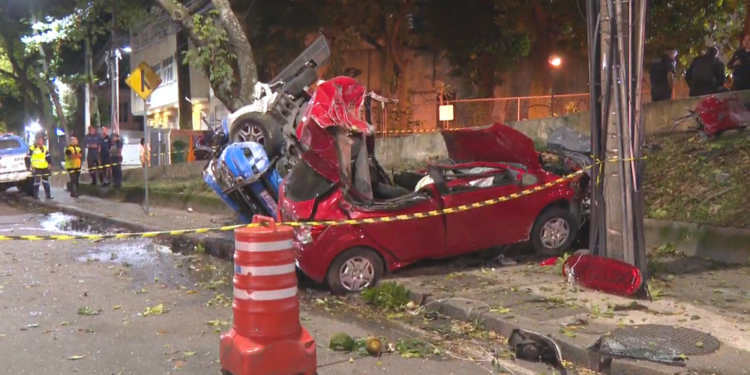 Perseguição policial deixa 4 mortos no Rio; carro e viatura capotaram