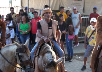 Missa e procissão abrem Festa do Vaqueiro de Ipuaçu