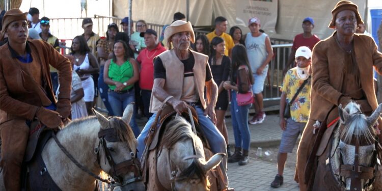 Missa e procissão abrem Festa do Vaqueiro de Ipuaçu