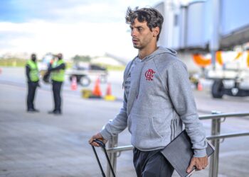 Rodrigo Caio chega a Porto Alegre para fechar negócio com o Grêmio