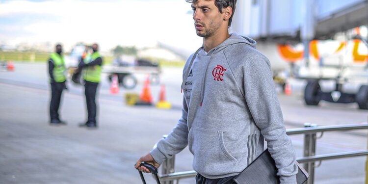 Rodrigo Caio chega a Porto Alegre para fechar negócio com o Grêmio