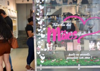 Dia das Mães movimenta comércio em busca do presente ideal