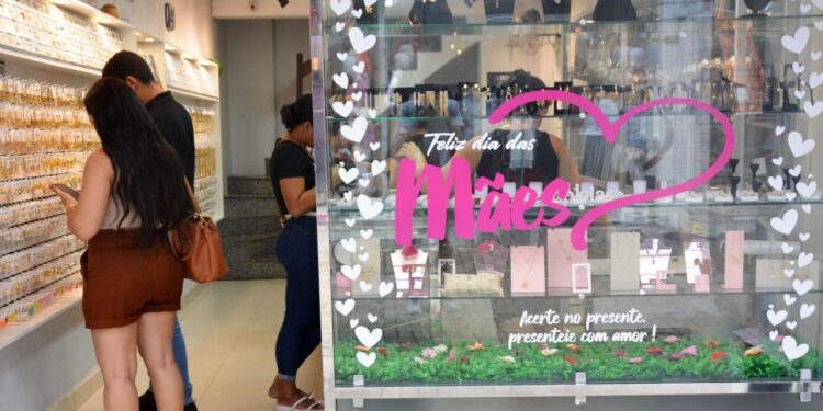 Dia das Mães movimenta comércio em busca do presente ideal