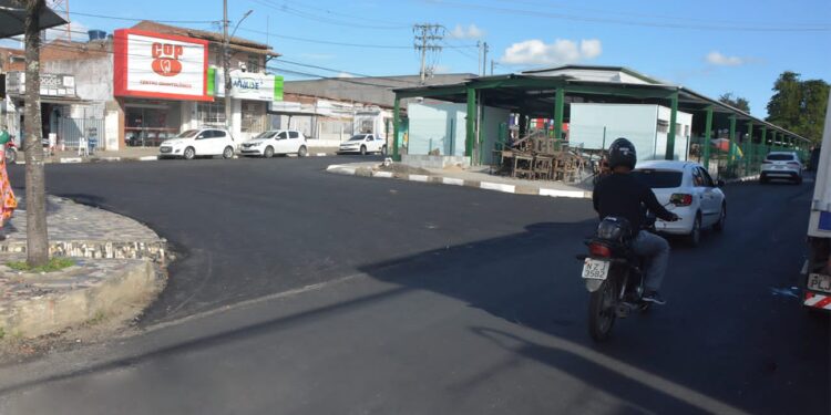 Prefeitura revitaliza pavimentação no entorno da praça Macário Barreto.
