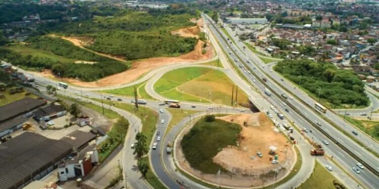 Tráfego na BR-324 será alterado para obra de duplicação de adutora Uma das saídas do bairro de Águas Claras para a BR-324 vai mudar de lugar temporariamente