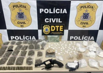 Duas pessoas são presas por tráfico de drogas e porte ilegal de arma em Feira de Santana