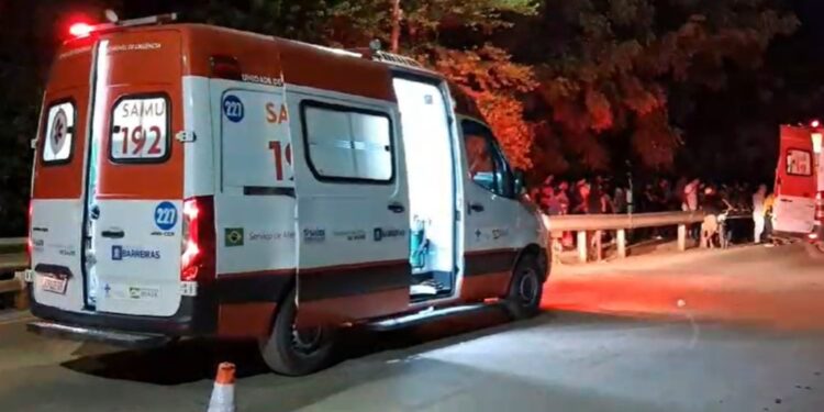 Ciclista morre após se desequilibrar, cair em pista e ser atropelado por carreta no oeste da BA