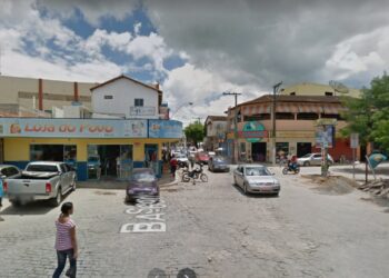 Pai e filho são encontrados mortos com marcas de tiros dentro de casa