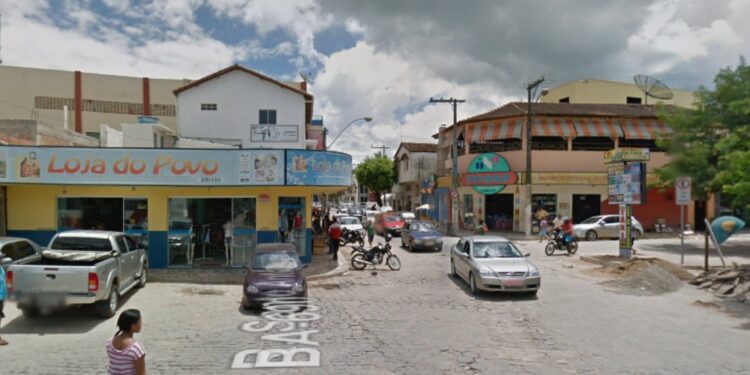 Pai e filho são encontrados mortos com marcas de tiros dentro de casa