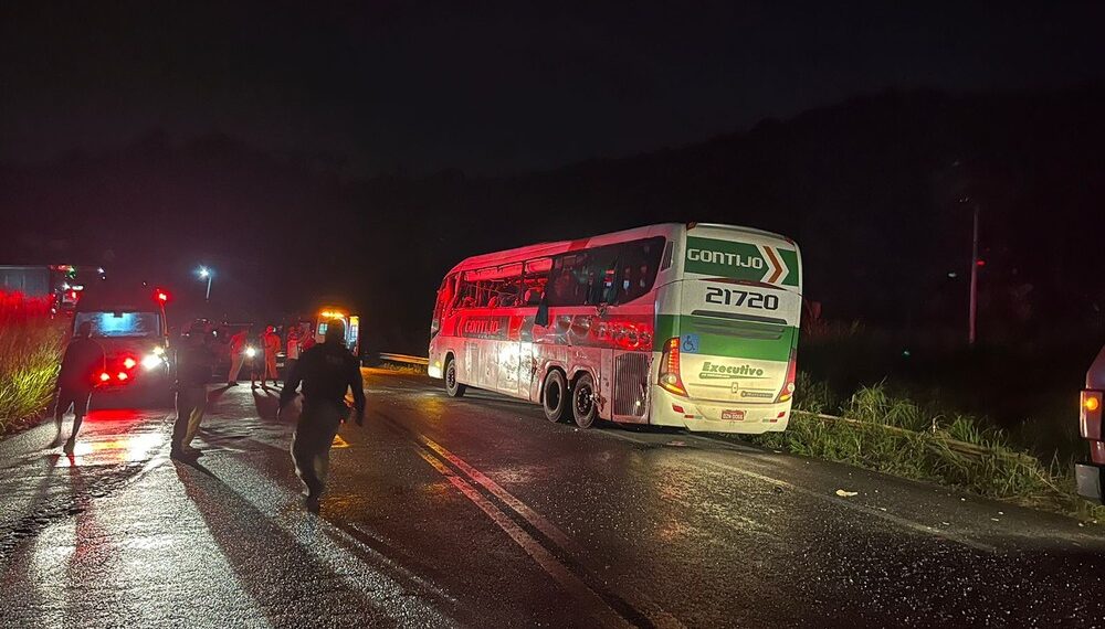 Quatro pessoas morrem em acidente de ônibus na BR 101