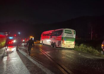 Quatro pessoas morrem em acidente de ônibus na BR 101
