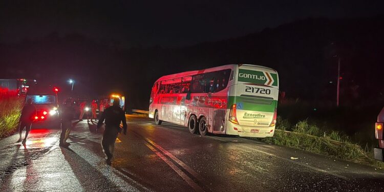 Quatro pessoas morrem em acidente de ônibus na BR 101