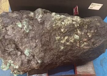 Pedra preciosa com esmeraldas encontrada na Bahia é arrematada por R$ 175 milhões em leilão da Receita Federal