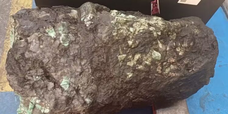 Pedra preciosa com esmeraldas encontrada na Bahia é arrematada por R$ 175 milhões em leilão da Receita Federal