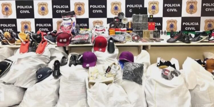 Homem é preso durante apreensão de mais de 13 mil produtos falsificados no Feiraguay