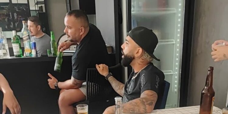 Gabigol admite que usou camisa do Corinthians e pede desculpas à torcida do Flamengo: “Errei”