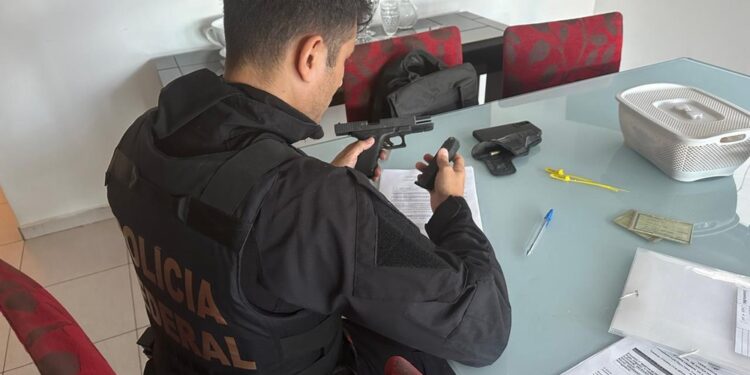 PF prende 18 pessoas em operação contra PMs da Bahia e Pernambuco suspeitos de venda de armas e munições ilegais para facções