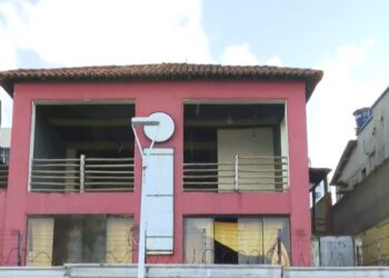 Doze pessoas são presas em operação contra tráfico de drogas e homicídios em Salvador; um alvo foi morto durante confronto