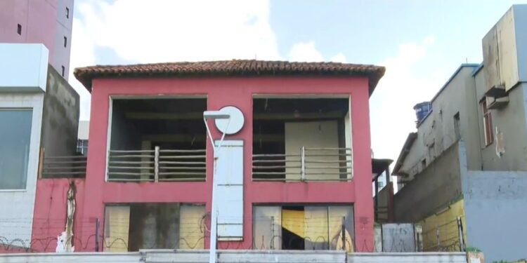 Doze pessoas são presas em operação contra tráfico de drogas e homicídios em Salvador; um alvo foi morto durante confronto