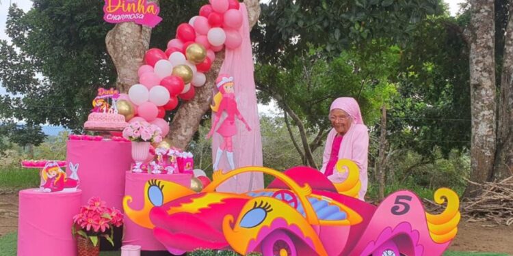 Idosa celebra aniversário de 108 anos com decoração da Penélope Charmosa no interior da Bahia